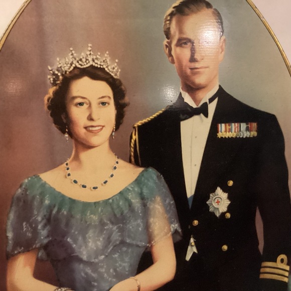 Rare biscuit tin,1953 coronation of HM queen Elizabth II - Picture 2 of 7